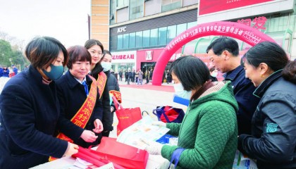 兴化农商银行多形式开展整治拒收人民币现金宣传