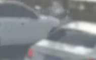 保时捷突然撞向非机动车道致1死2伤，湖北鄂州警方通报：系操作不当，已刑拘