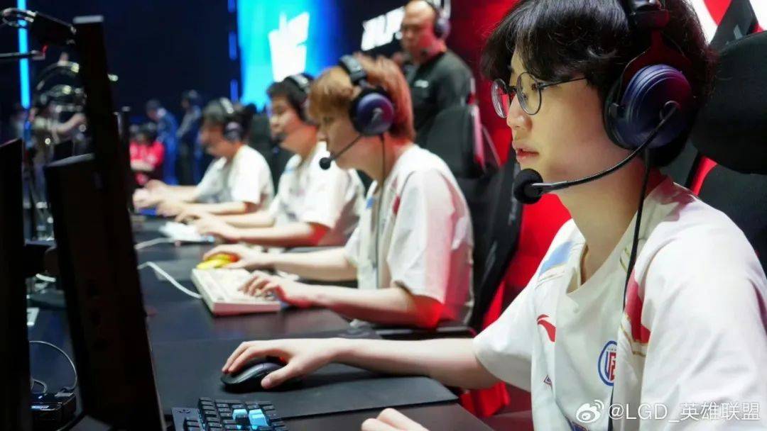 虎娘日报：电竞杯与各直播平台达成合作 LGD翻盘BLG创造奇迹