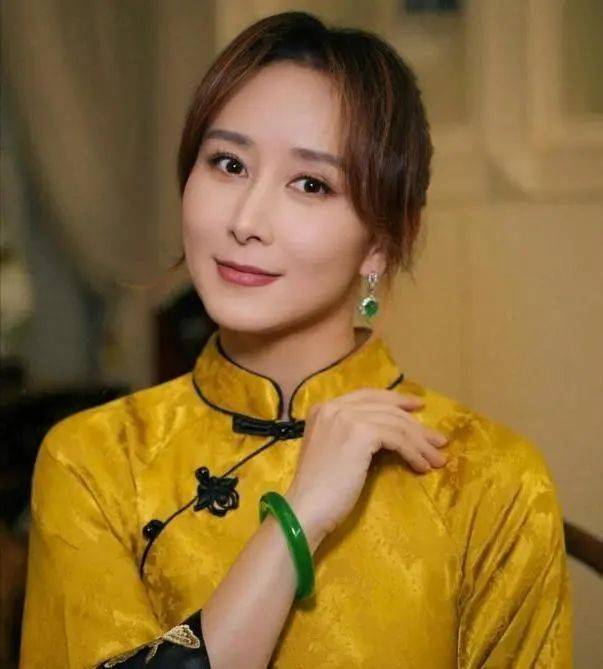 46岁胡静晒100亿豪宅，穿新中式戴千万翡翠，满屏人民币！