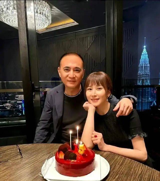 46岁胡静晒100亿豪宅，穿新中式戴千万翡翠，满屏人民币！