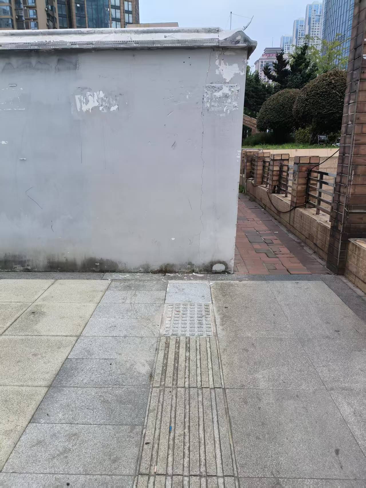 盲道通向一堵墙？记者探访长沙多处盲道被占现场！湖南已专门立法，10月1日施行