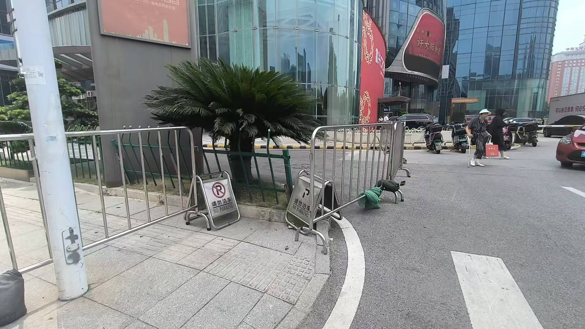 盲道通向一堵墙？记者探访长沙多处盲道被占现场！湖南已专门立法，10月1日施行