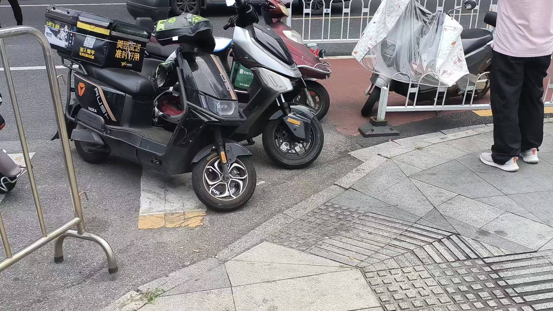 盲道通向一堵墙？记者探访长沙多处盲道被占现场！湖南已专门立法，10月1日施行