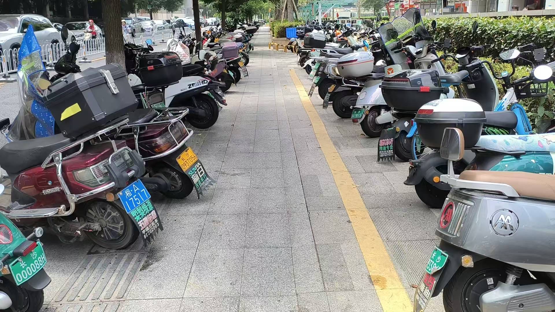盲道通向一堵墙？记者探访长沙多处盲道被占现场！湖南已专门立法，10月1日施行