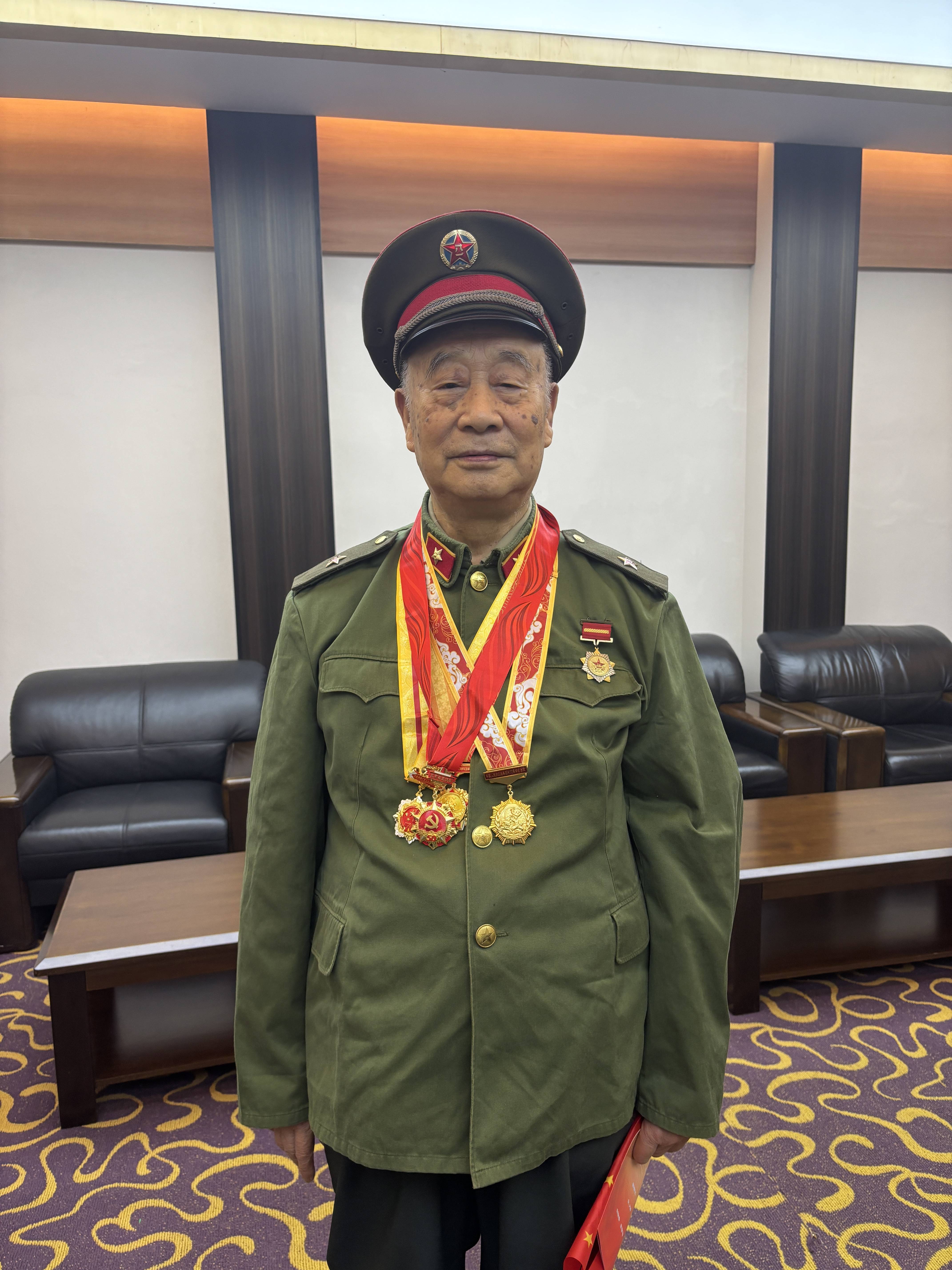 95岁抗战老兵现身！“热血铸荣光”文艺展演走进南京邮电大学