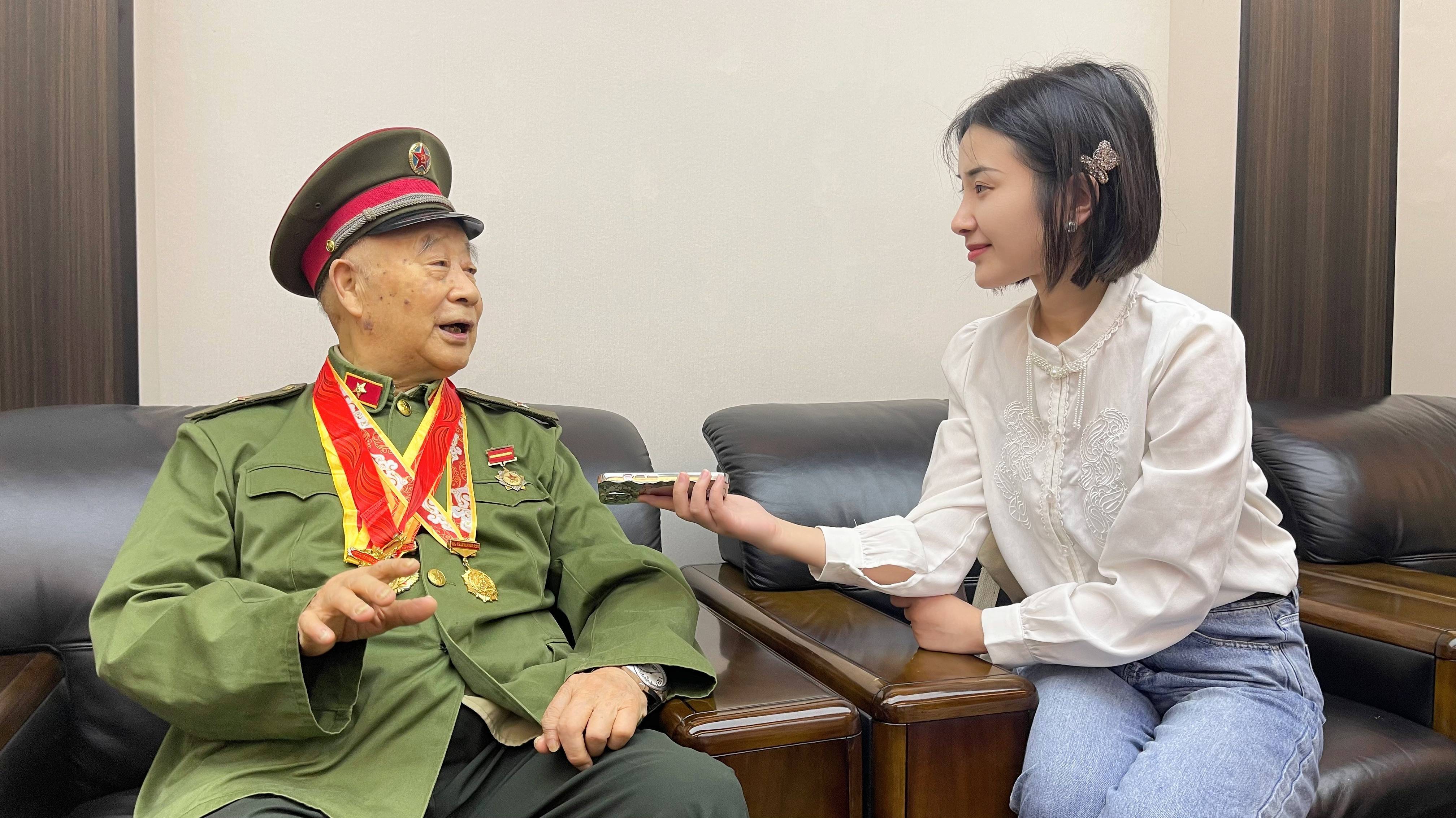 95岁抗战老兵现身！“热血铸荣光”文艺展演走进南京邮电大学